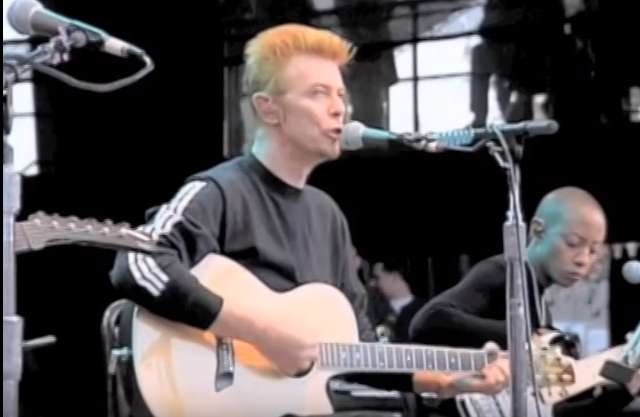 David Bowie interpretează o versiune acustică etereală a piesei Heroes, cu un capac de sticlă legat de pantof, menținând ritmul (1996)