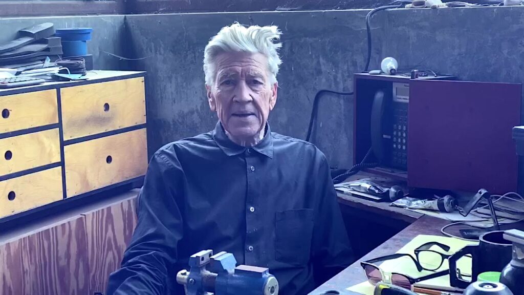 Urmăriți 950 de rapoarte meteorologice prezentate de David Lynch, direct de acasă din Los Angeles