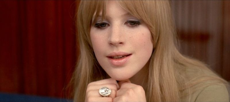 Jean-Luc Godard o filmează pe Marianne Faithfull cântând As Tears Go By în 1966